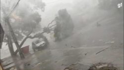 video:-carro-e-esmagado-por-arvore-durante-temporal;-ventos-chegaram-a-50-km/h-em-campo-mourao